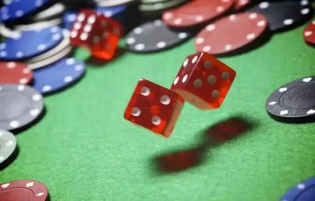 Tabel taruhan Super Sic Bo menampilkan berbagai jenis taruhan dan pembayaran